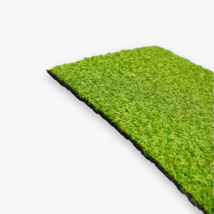 Rubberen tegel met een groene kunstgrastoplaag en zwarte rubberen onderlaag